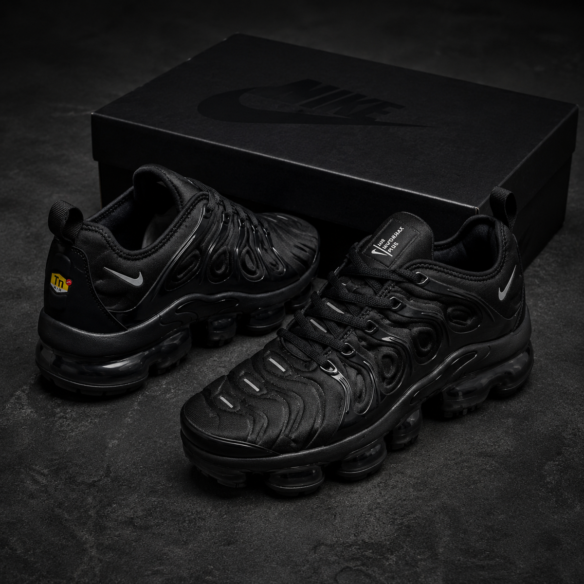BLACK VAPORMAX PLUS