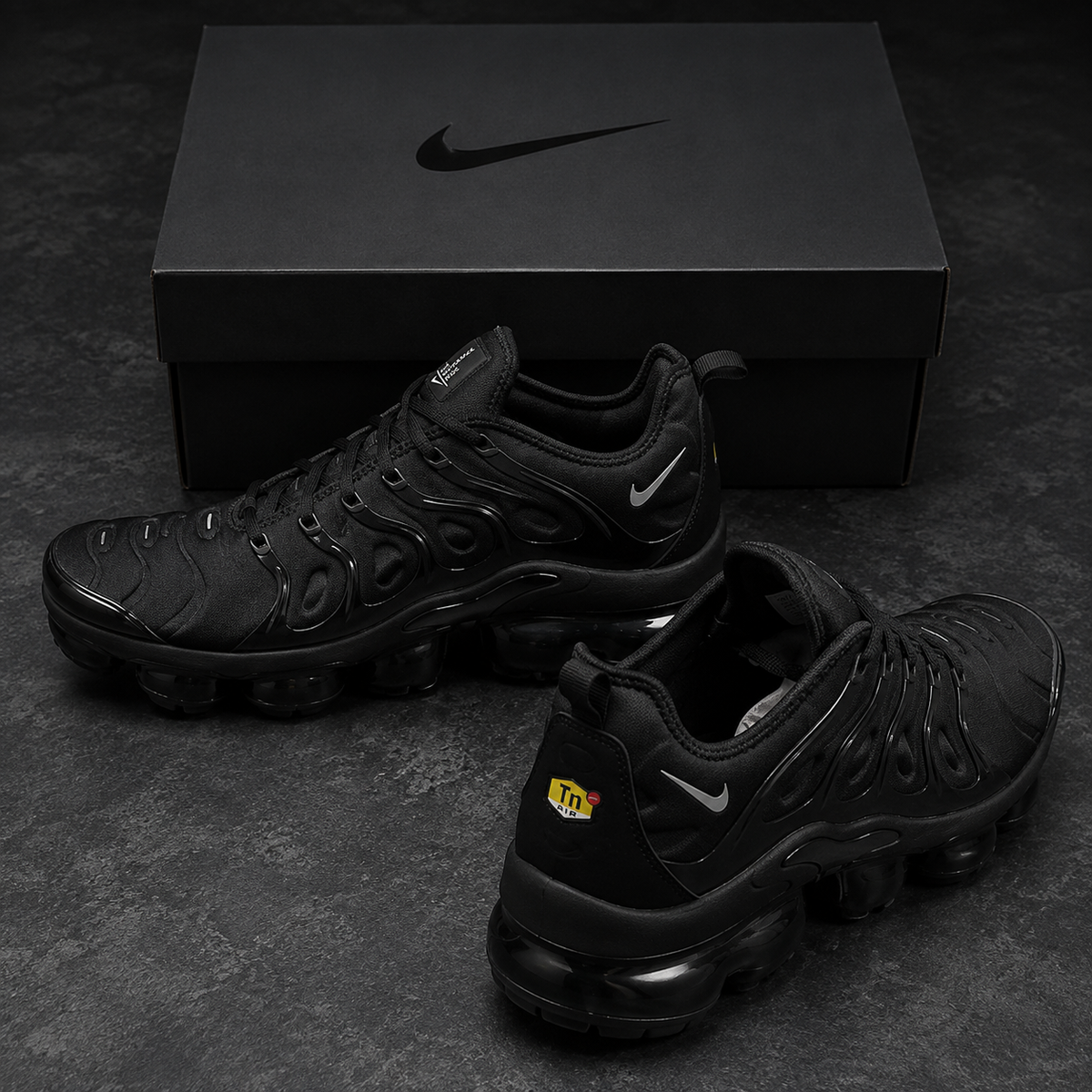 BLACK VAPORMAX PLUS
