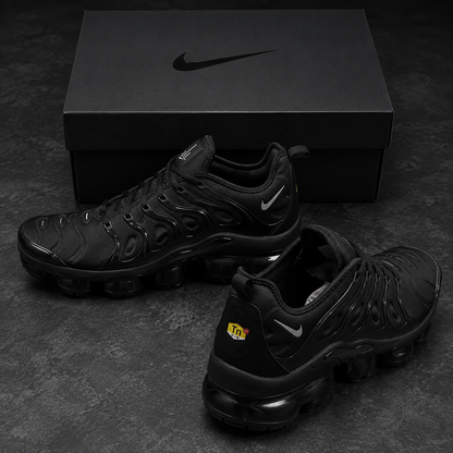 BLACK VAPORMAX PLUS